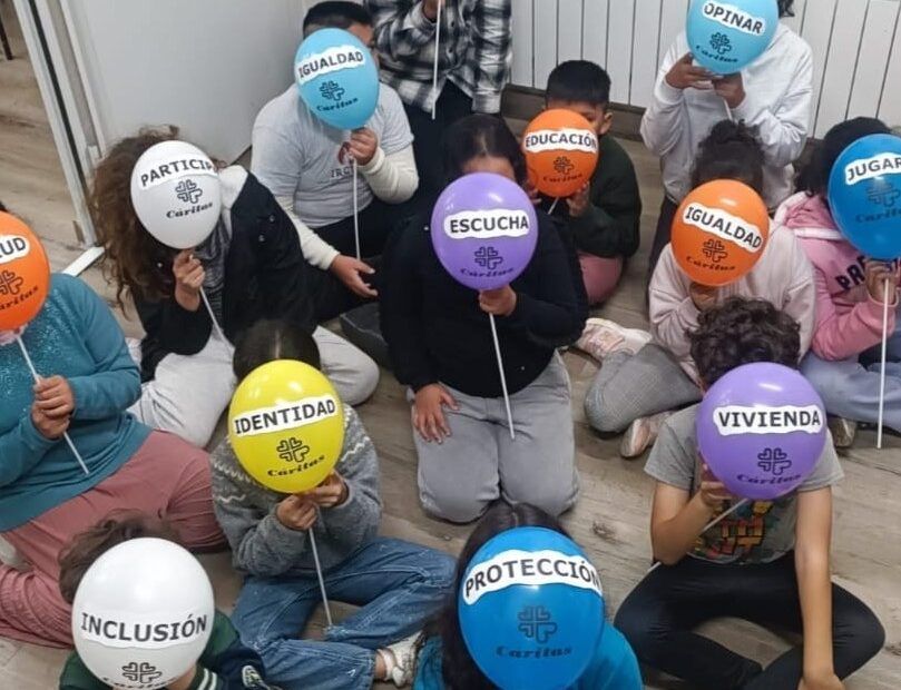 Los niños de Cáritas Zamora celebran el Día de los Derechos de la Infancia con la actividad “1 globo, 1 derecho”