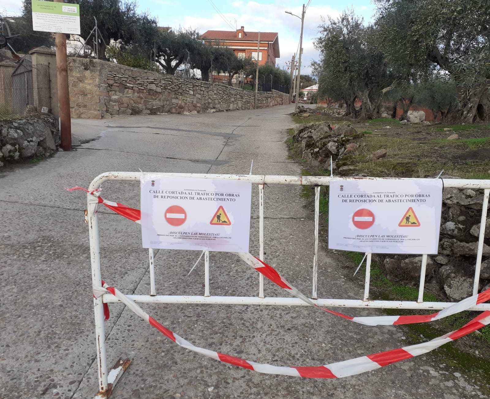 Fermoselle corta la calle Rodera por las obras de renovación de la red de abastecimiento