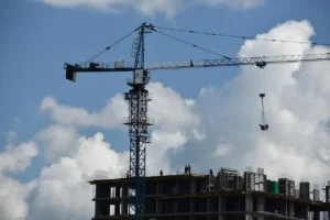 Construcción de un edificio con grúa y trabajadores en el sitio