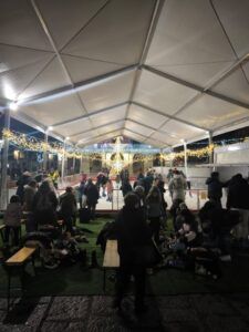 Inauguración de la pista de hielo en Toro con muchas personas disfrutando