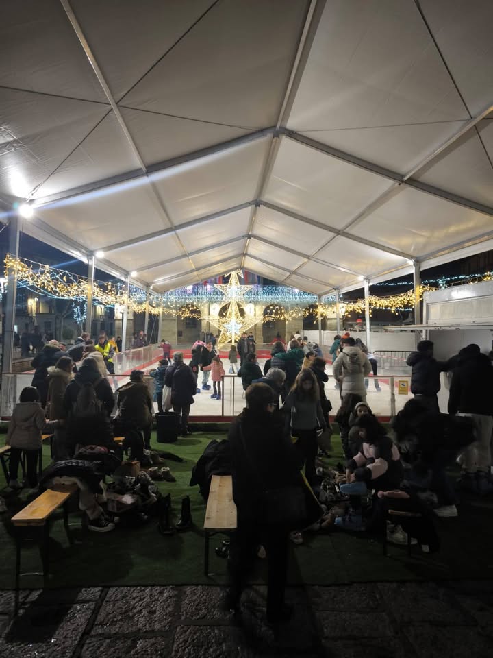 Inauguración de la pista de hielo en Toro con muchas personas disfrutando