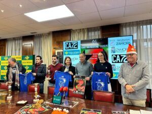 Presentación de la San Silvestre Zamorana 2025 con participantes y trofeos