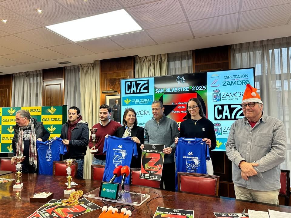 Presentación de la San Silvestre Zamorana 2025 con participantes y trofeos