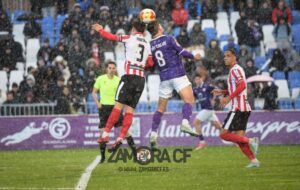 Jugadores del Zamora CF en un partido bajo la lluvia