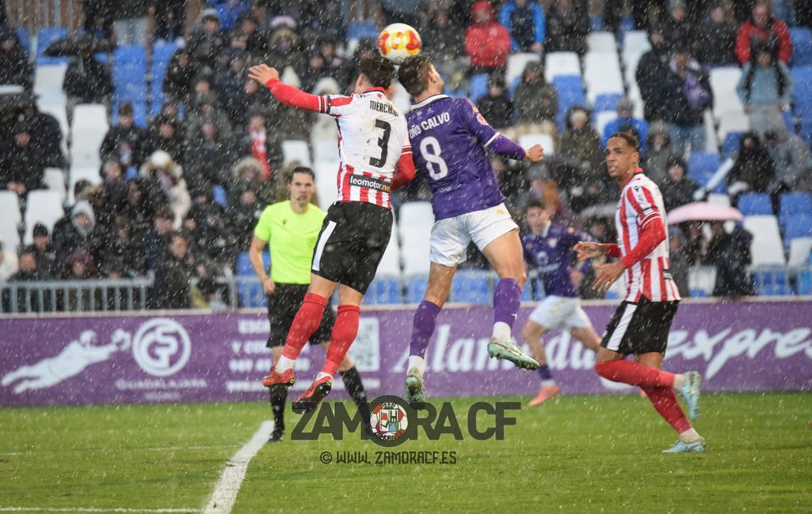 Jugadores del Zamora CF en un partido bajo la lluvia