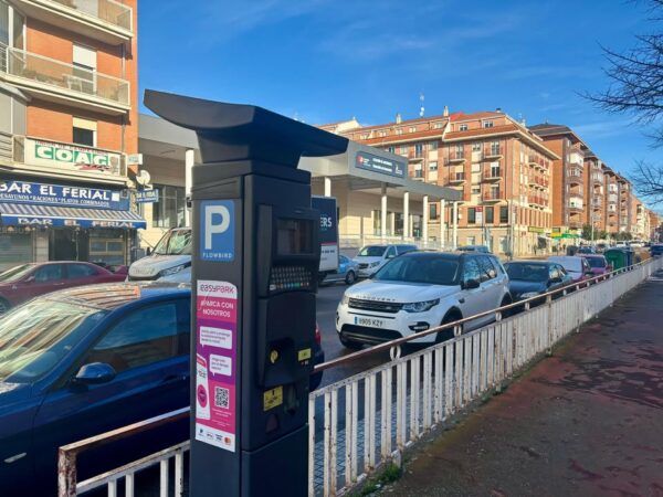 Máquina de pago de aparcamiento en la Zona O.R.A. con coches estacionados