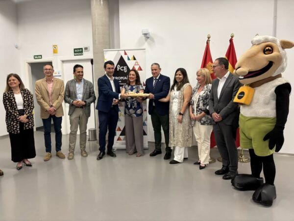 Entrega de premio en evento Fromago Zamora 2026 con participantes y mascota