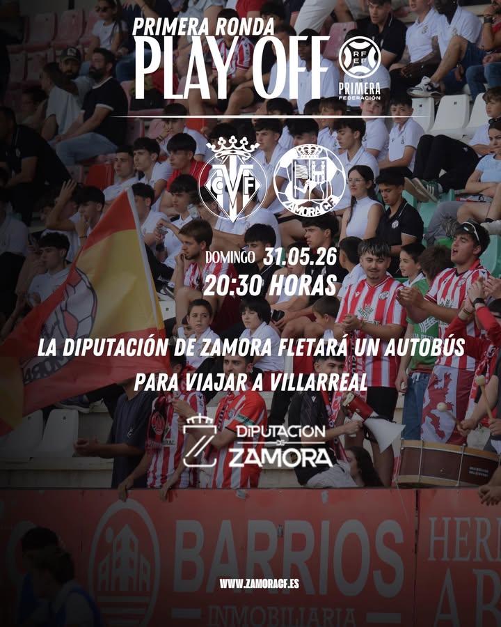 Aficionados del Zamora CF animando en un partido de fútbol.