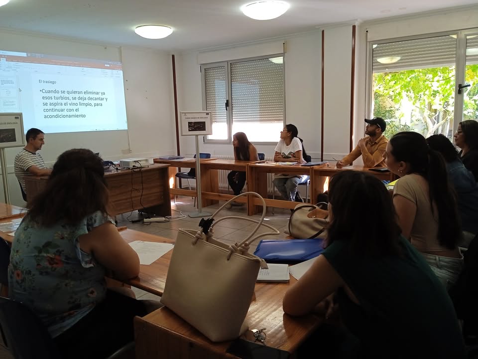 Alumnos en masterclass de enología en Cáritas Diocesana de Zamora
