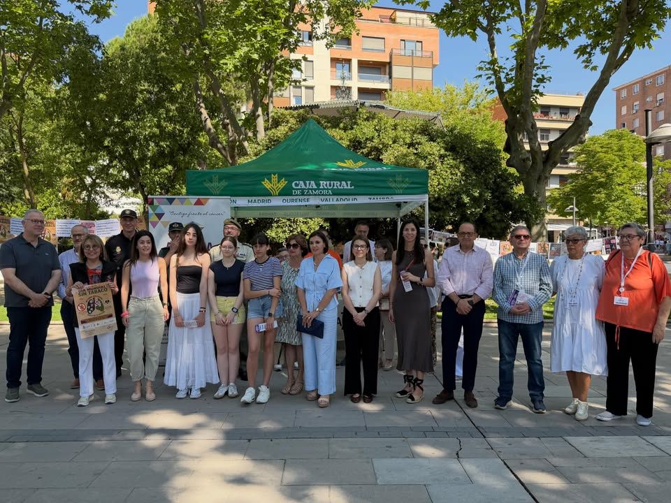 Grupo de personas en evento del Día Mundial Sin Tabaco en Zamora