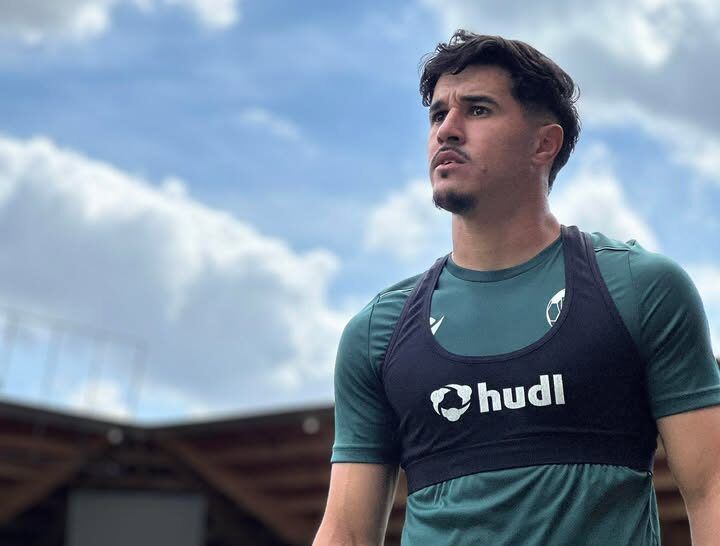 Jugador del Zamora CF entrenando en el campo bajo un cielo nublado