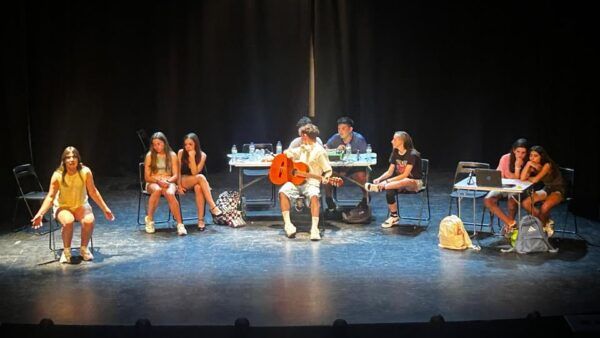 Actores en escena durante el estreno de Desconecta2 en el teatro.