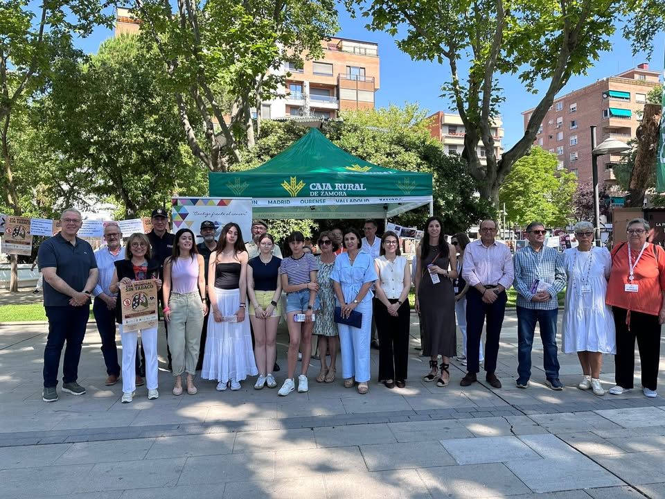 Grupo de personas en la Plaza de La Marina durante la campaña del Día Mundial Sin Tabaco
