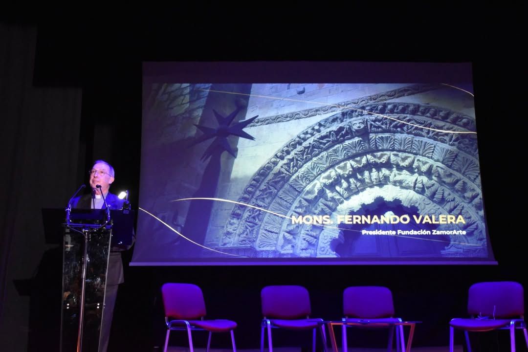 Mons. Fernando Valera hablando en la gala de ZamorArte Fundación