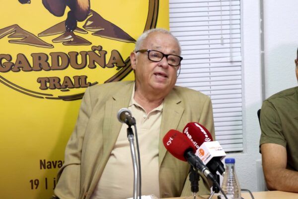 Conferencia sobre la Garduña Trail en Navacarros con un ponente