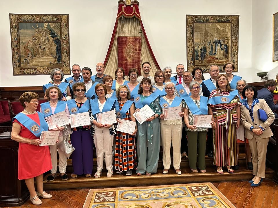 Grupo de graduados del Programa Interuniversitario de la Experiencia en Benavente con diplomas