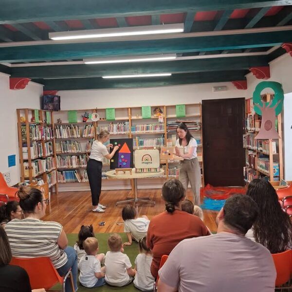 Actividad de narración con niños en una biblioteca