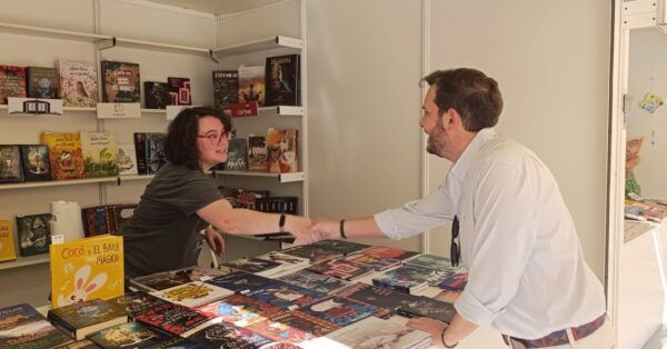 Personas en la inauguración de la exposición sobre Rufina Velázquez en la Feria del Libro