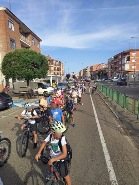 Niños participando en la marcha del Ciclobús en Toro, montando bicicletas.