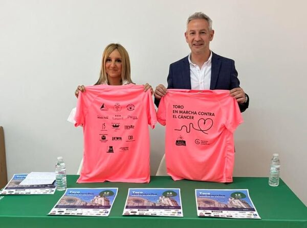 Presentación de la marcha contra el cáncer en Toro con camisetas y folletos