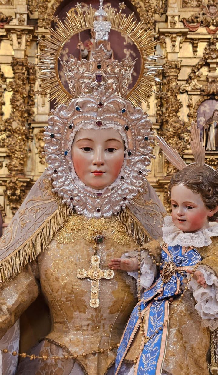 Imagen de la Virgen del Yermo con un niño en su brazo durante la procesión.