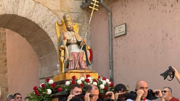 Procesión en honor a San Pedro con la imagen del santo