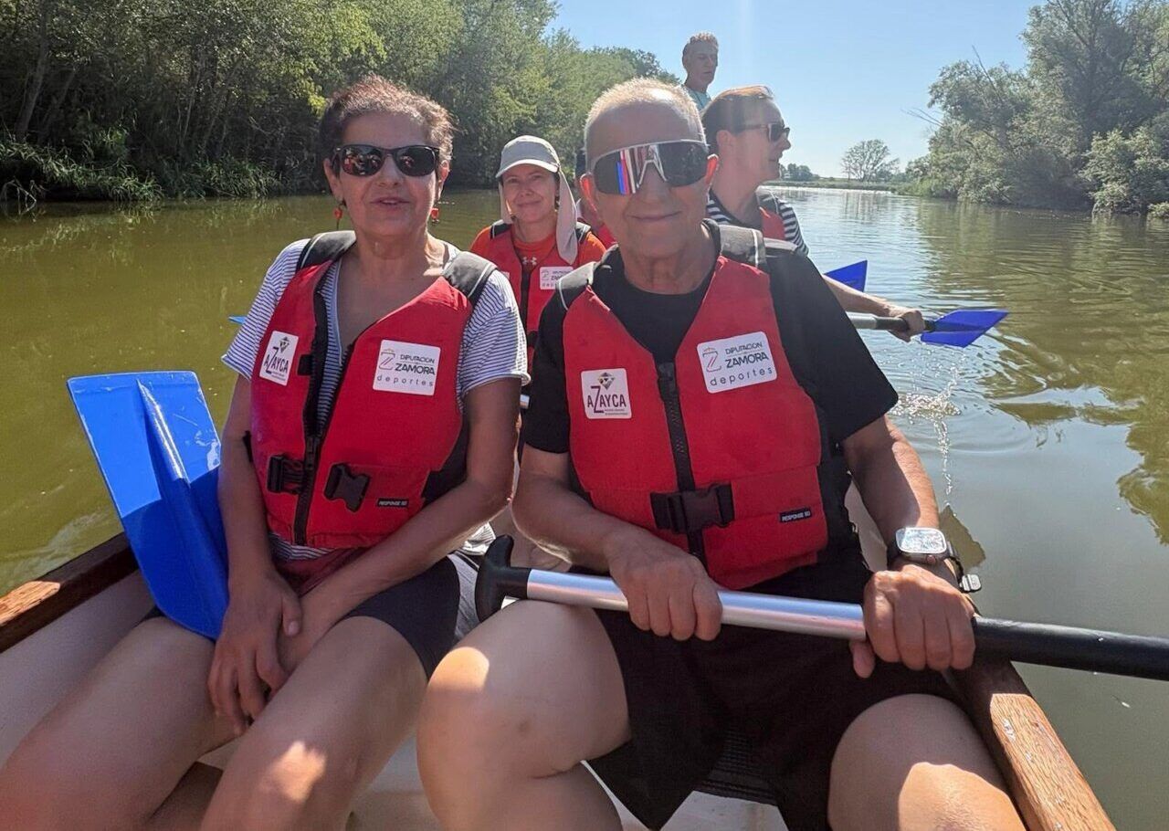 Grupo de personas en un barco dragón disfrutando de la actividad