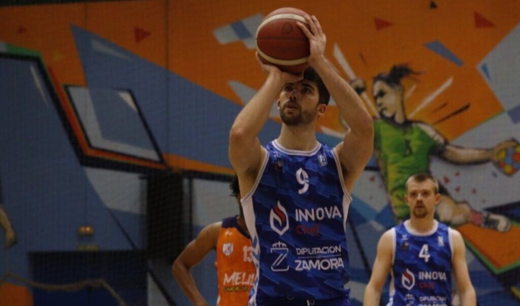 Jugador del CB Zamora lanzando un balón de baloncesto en la cancha