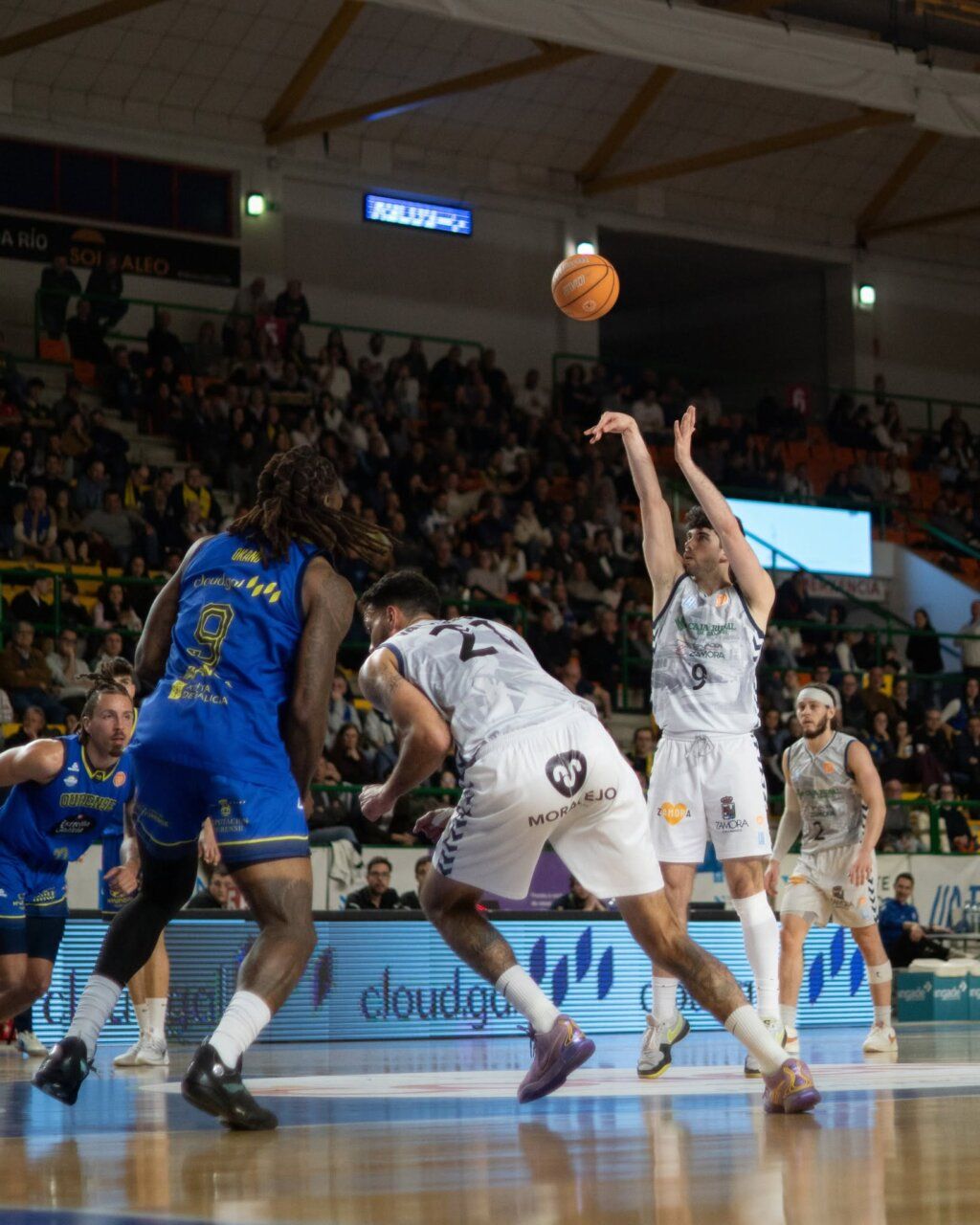 Jugador lanzando un balón de baloncesto en un partido del CB Zamora