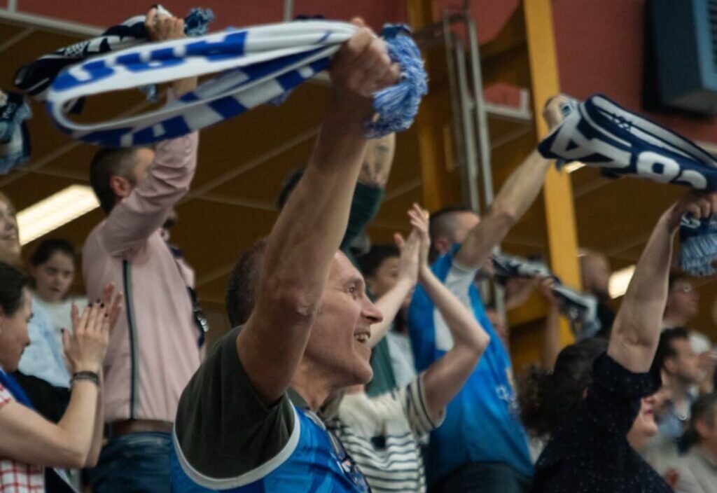 Aficionados del CB Zamora animando con bufandas en un partido