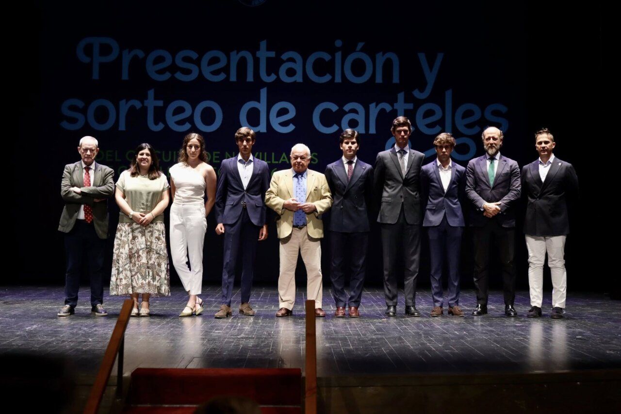 Presentación del Circuito de Novilladas en Benavente con autoridades y jóvenes toreros.
