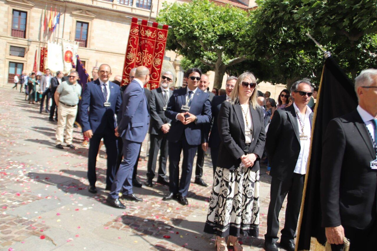 Multitudinaria celebración del Corpus Christi en Zamora con asistentes y estandartes