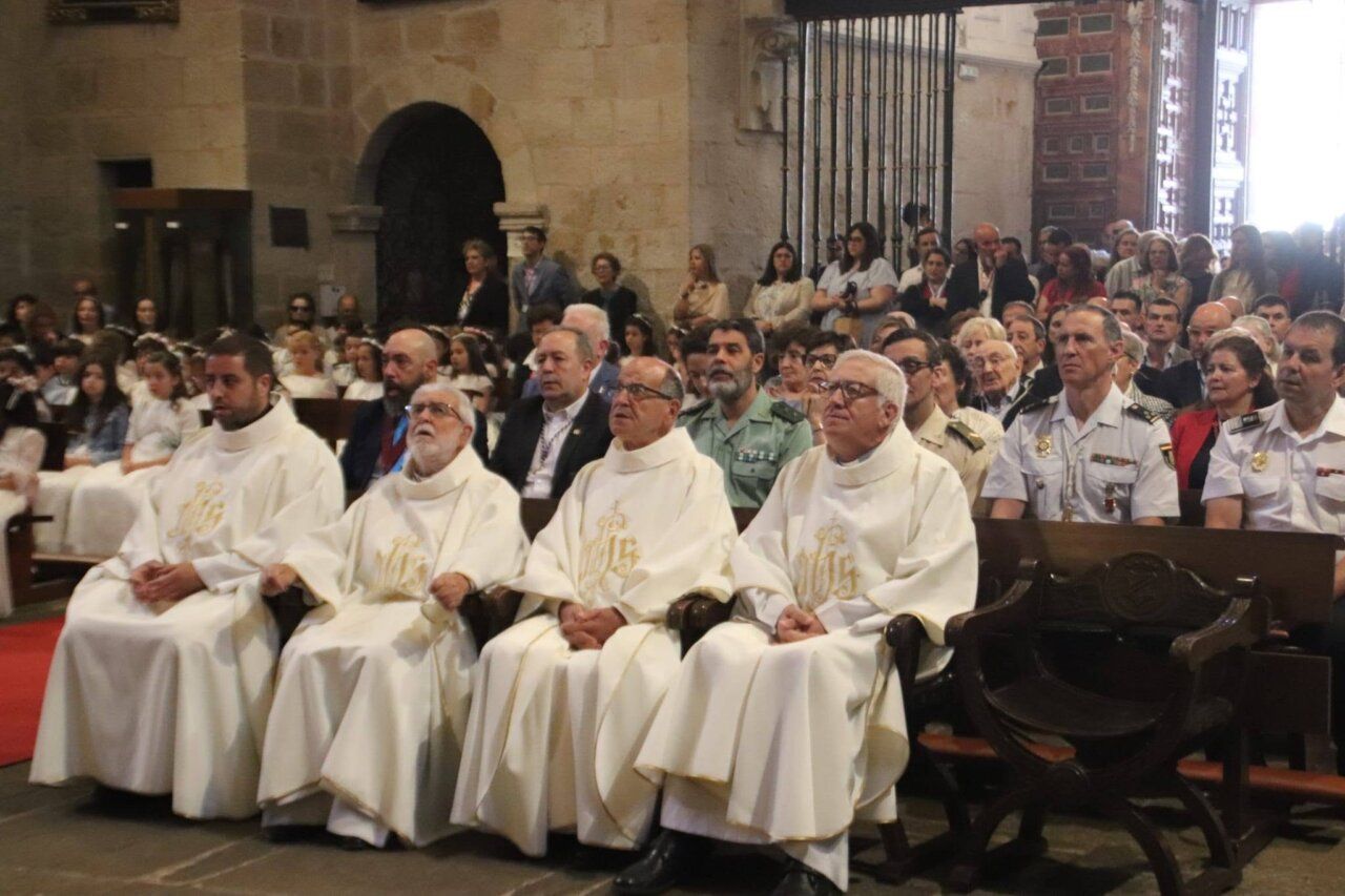 Celebración del Corpus Christi en Zamora con asistentes en la iglesia