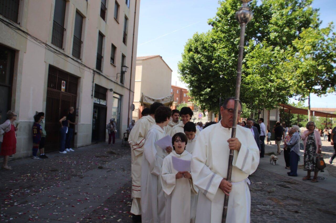 Celebración del Corpus Christi en Zamora con participantes en la calle