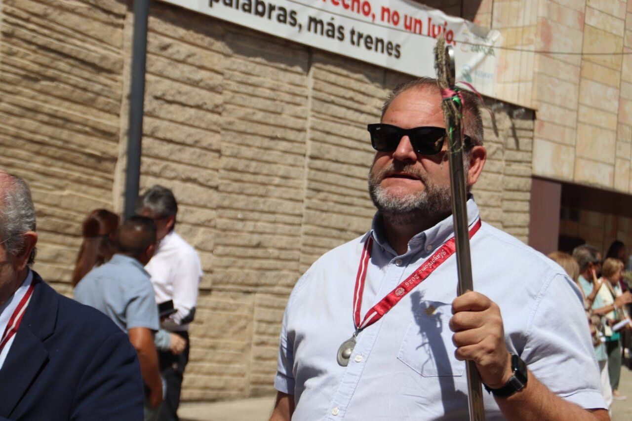 Hombre con gafas de sol en la celebración del Corpus Christi en Zamora