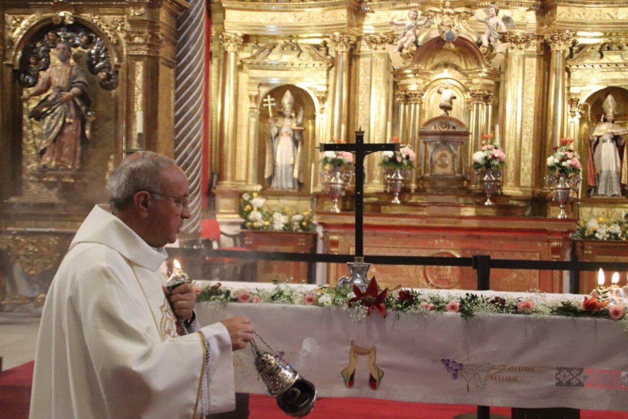Sacerdote con incensario durante la celebración del Corpus Christi en Zamora