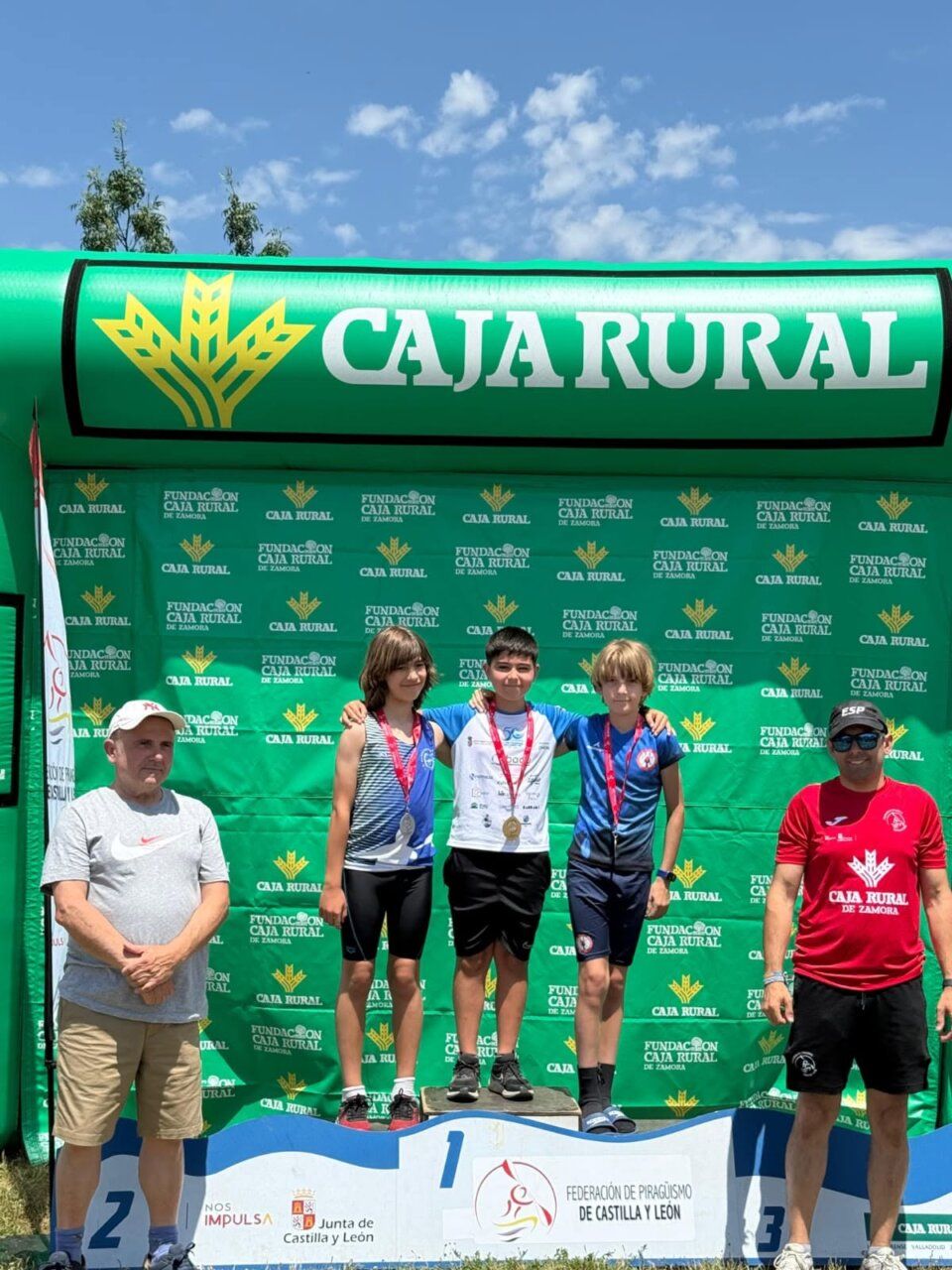 Niños en podio con medallas en Cubillas de Rueda