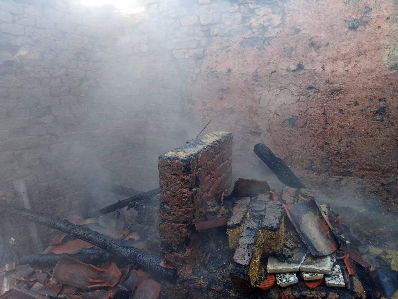Interior de una vivienda afectada por un incendio con humo visible