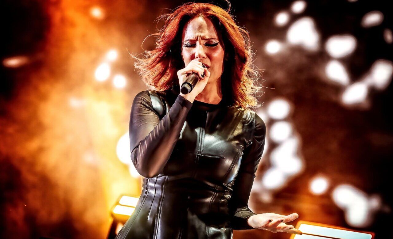 Vocalista de Epica actuando en el Z! Live Rock Fest