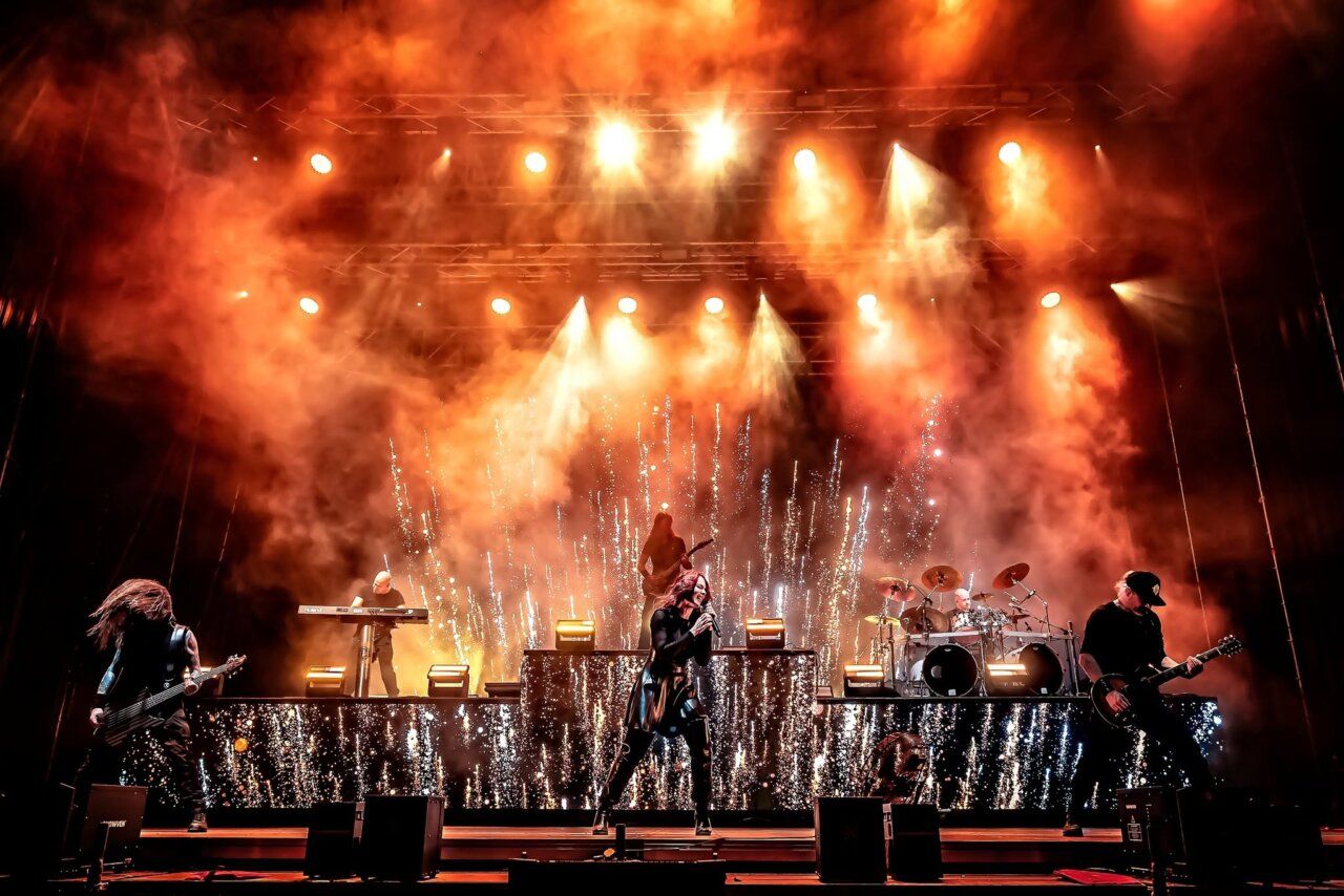 Banda Epica en el escenario del Z! Live Rock Fest con luces y efectos especiales.