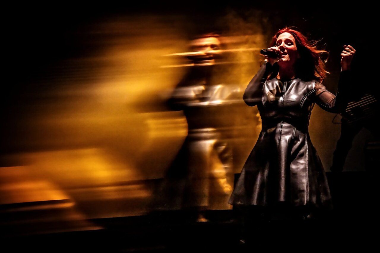 Cantante de Epica en el Z! Live Rock Fest con fondo iluminado