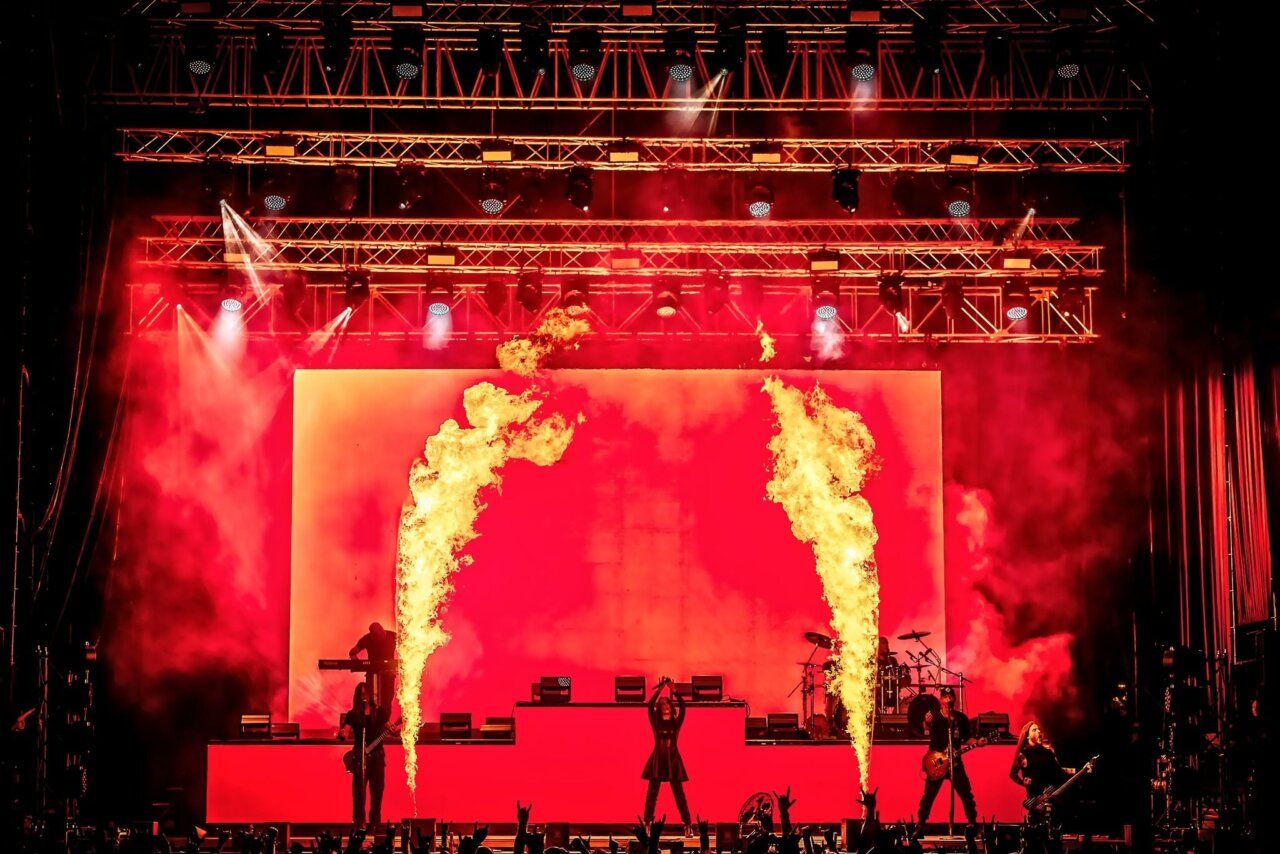 Actuación de Epica en el Z! Live Rock Fest con efectos de fuego