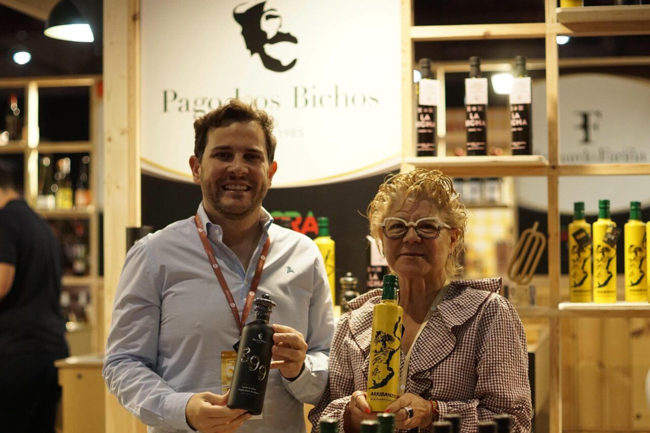 Participantes mostrando productos agroalimentarios en la feria de Galicia