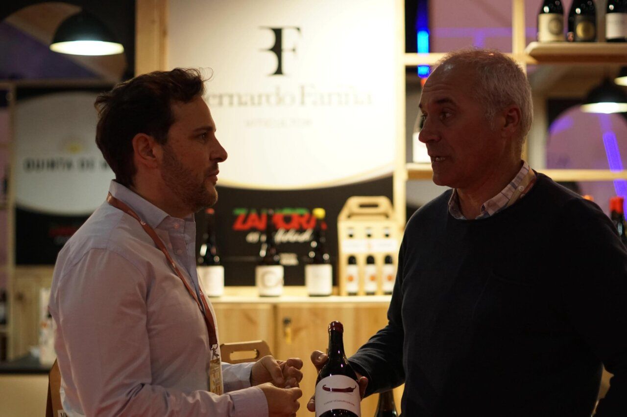 Dos hombres conversando en un stand de la Feria Internacional Semana Verde de Galicia