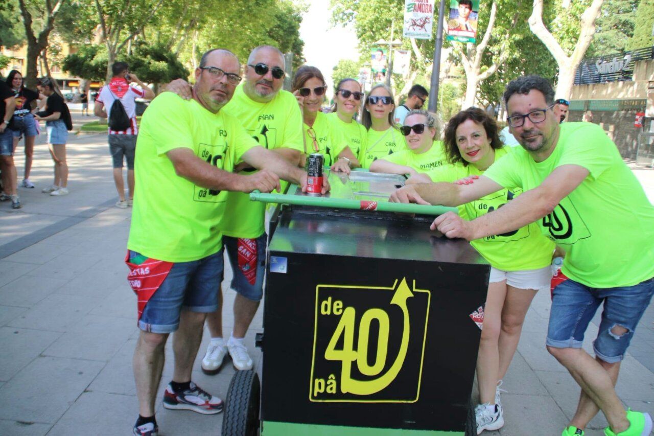 Grupo de personas en camisetas amarillas durante las fiestas de San Pedro en Zamora