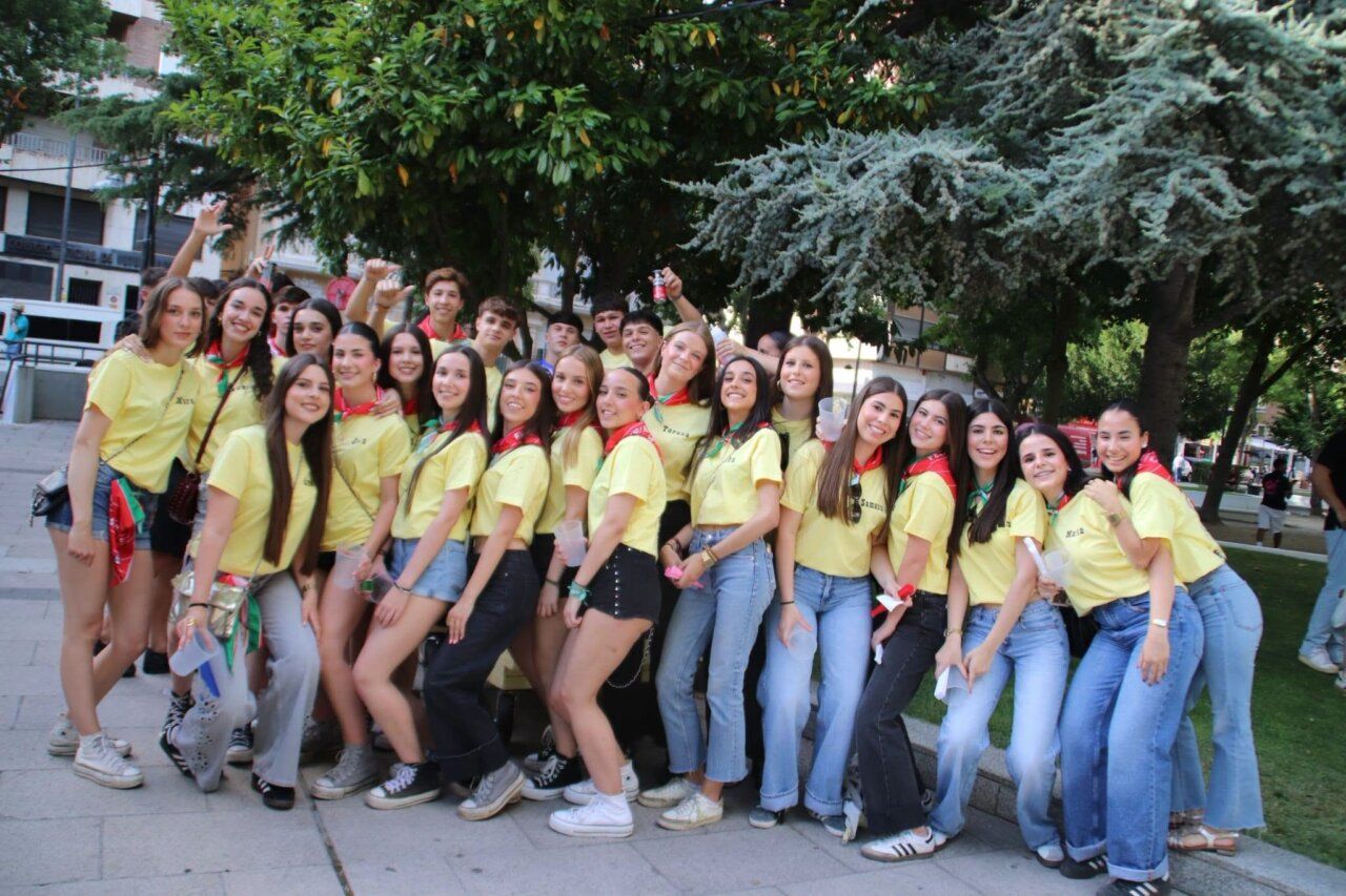 Grupo de jóvenes celebrando en las Ferias y Fiestas de San Pedro en Zamora