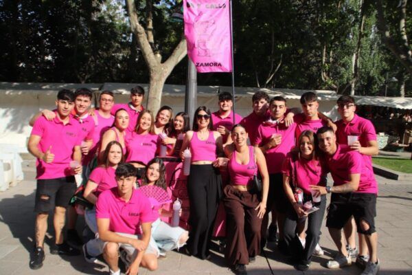 Grupo de jóvenes en camisetas rosas celebrando en las Ferias de San Pedro en Zamora