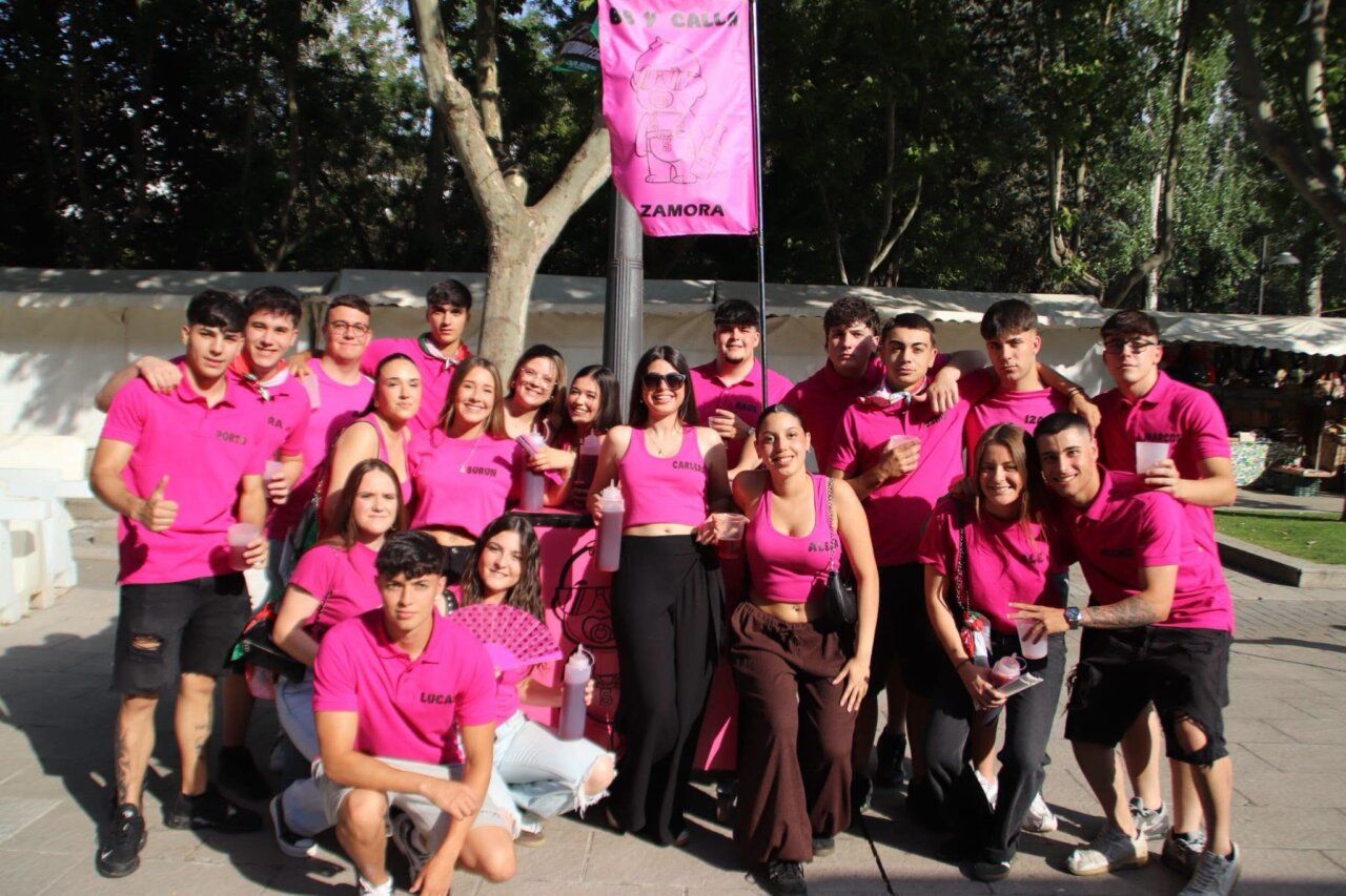 Grupo de jóvenes en camisetas rosas durante las fiestas de San Pedro en Zamora