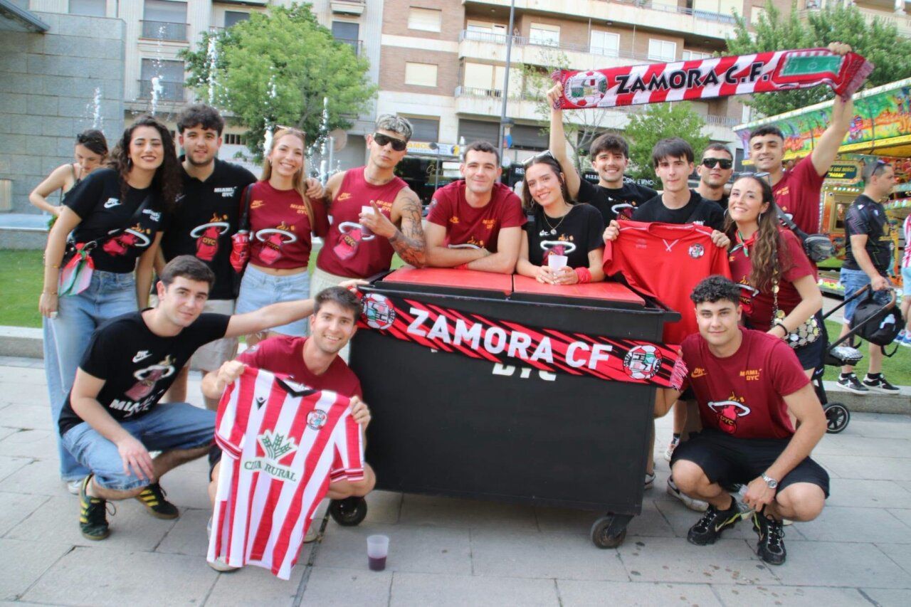 Grupo de jóvenes celebrando las Ferias y Fiestas de San Pedro en Zamora