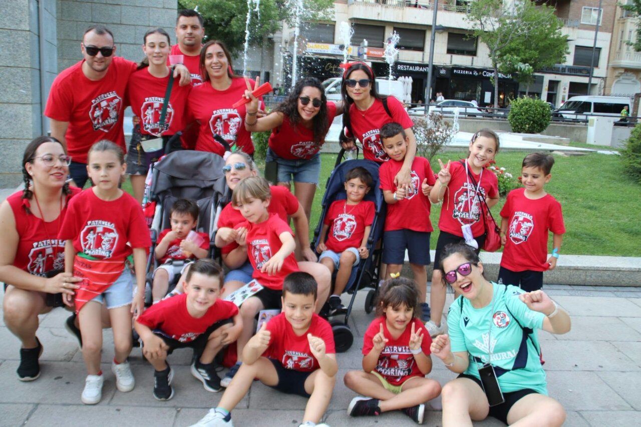 Grupo de personas en camisetas rojas durante el desfile de San Pedro en Zamora.